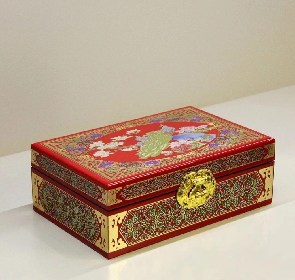 pearl was inlayed one the pingyao lacquer box