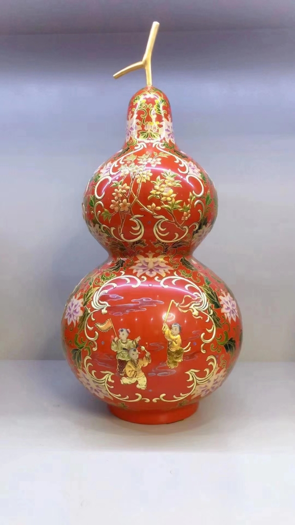 beautiful lacquer painting on the gourd