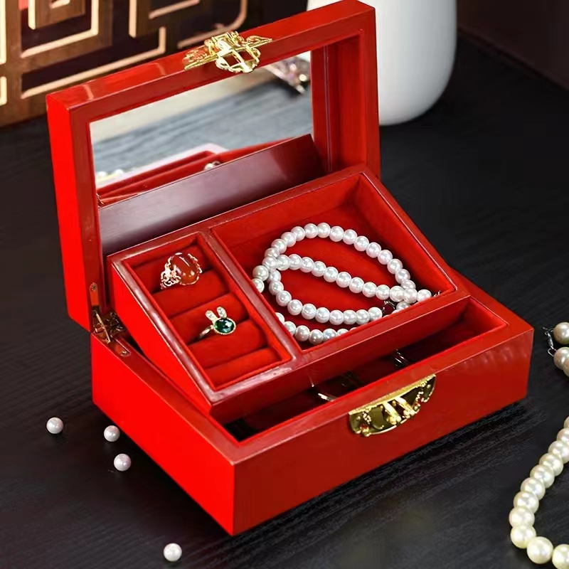 opened box with jewelry of pinyyao lacquerware